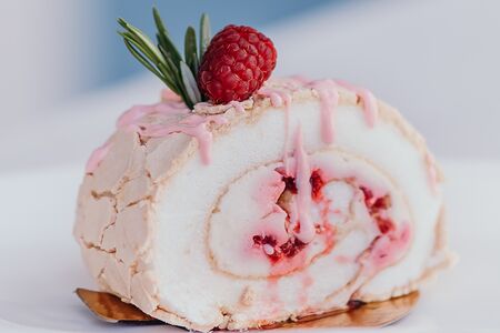 Меренговый рулет с малиной