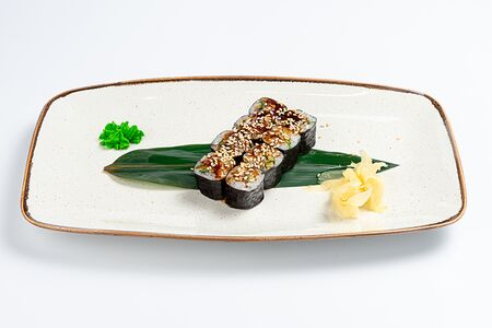 Ролл с копченым угрем и огурцом