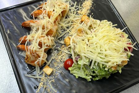 Салат Цезарь с тигровыми креветками