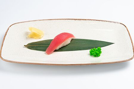 Суши с тунцом