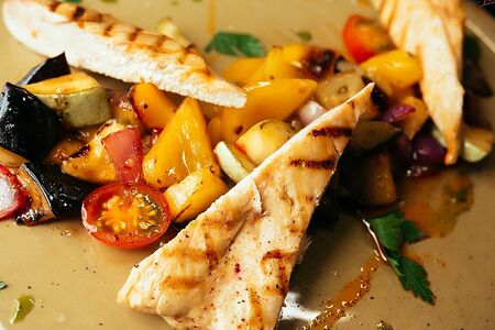 Куриная грудка с овощами в азиатском стиле