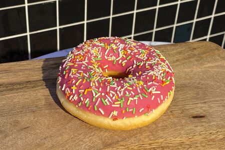 Пончик клубничный