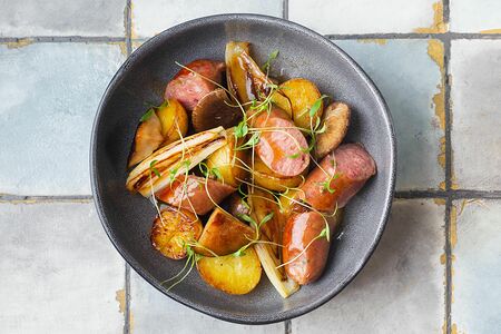 Фермерские колбаски с печеным картофелем и шиитаке