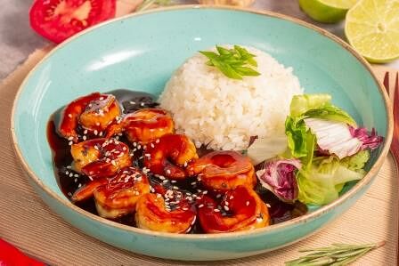 Тигровые креветки, обжаренные в соусе Терияки. Подаем с паровым рисом