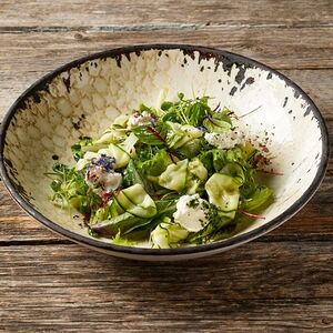 Зеленый салат с маринованным цукини и домашним сыром