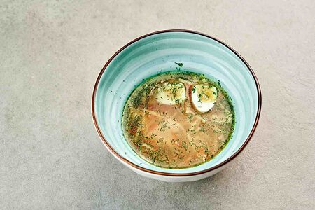 Куриный бульон с перепелиным яйцом, домашней лапшой и зеленью