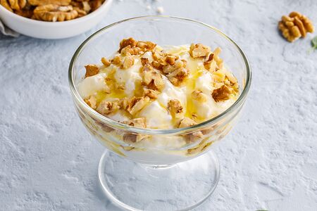 Мацони с медом и грецким орехом