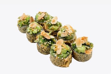 Лосось темпура с авокадо и миндалем