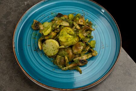 Мини-картофель с грибами и зеленым маслом