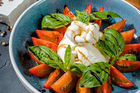 Салат с сыром буррата, помидорами и руколой