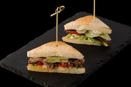 Стейк-сэндвич из мраморной говядины