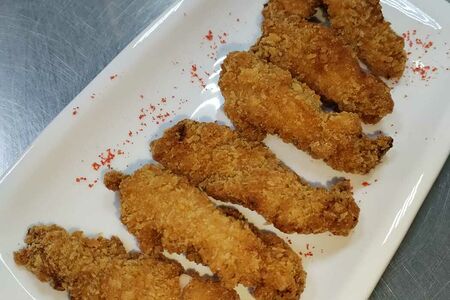 Куриные стрипсы в панировке