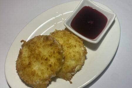 Жареный сулугуни в кляре с клюквенным соусом