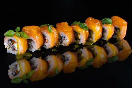 Ролл лосось с соусом манго