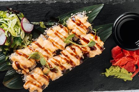 Запечённые роллы с креветкой