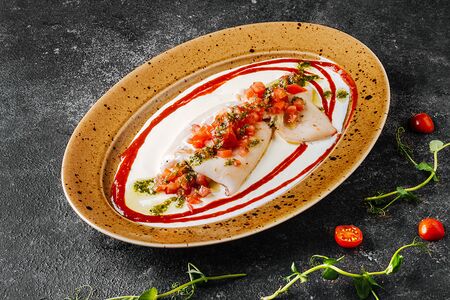 Кальмар на гриле с томатной сальсой в сливочном соусе