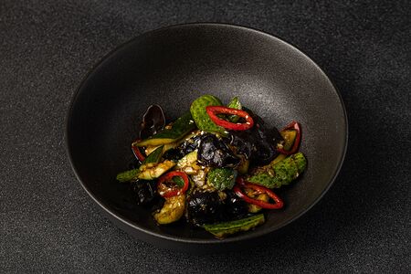 Битые огурцы с древесными грибами