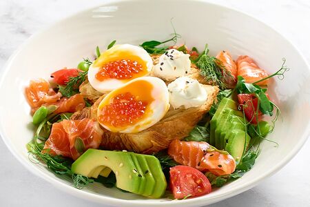 Европейский завтрак с лососем и авокадо