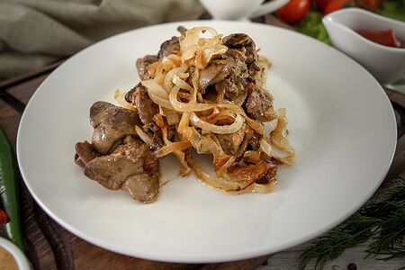 Печень куриная, жареная с луком