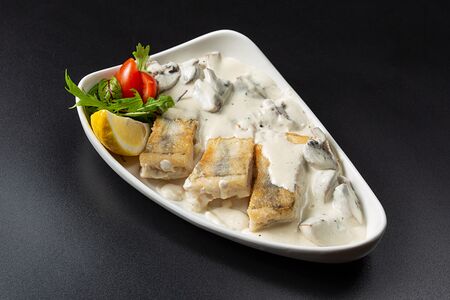 Филе судака в сливочном соусе с шампиньонами