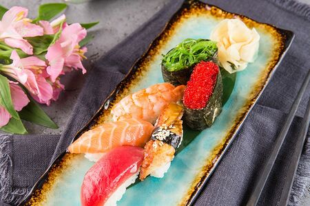 Суши с икрой летучей рыбы