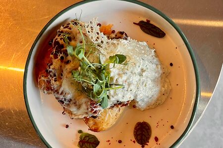 Рваная свинина в пиве с запеченным картофелем 