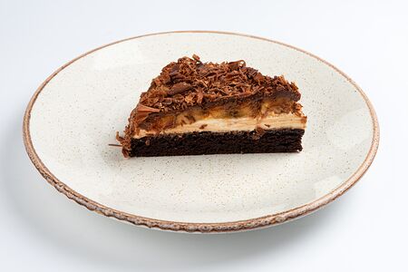 Шоколадный брауни с бананом и карамелью