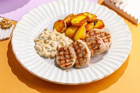 Медальоны из свинины с картофелем и грибным соусом 