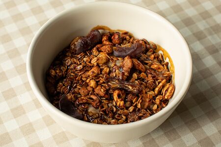 Овсянка с домашней гранолой и финиками