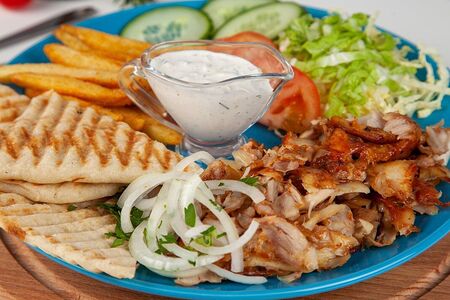 Гирос на тарелке