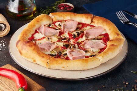 Пицца с ветчиной и грибами