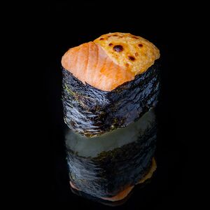 Запеченный гункан с лососем