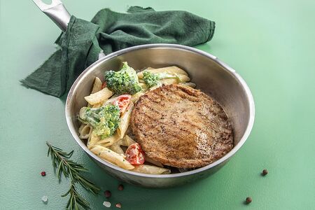 Бифштекс из курицы с гарниром