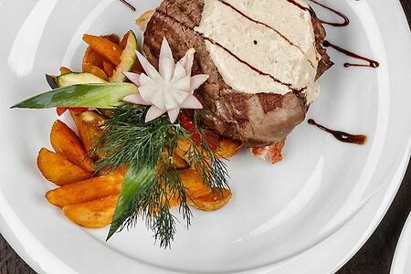 Стейк из говядины по соусом из белых грибов