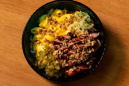 Кранч-обед с макаронами чиззи и охотничьей колбаской