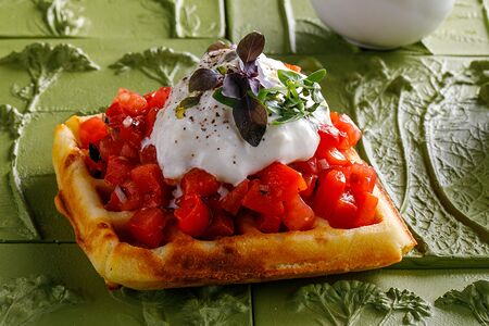 Брускетта с томатами и печеным перцем