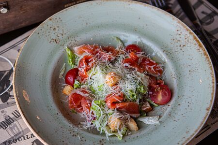 Салат Цезарь со слабосоленой форелью