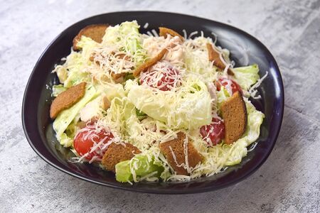 Салат Цезарь с курицей