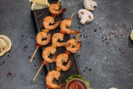 Креветки жареные на палочке