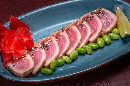 Татаки из тунца с бобами  