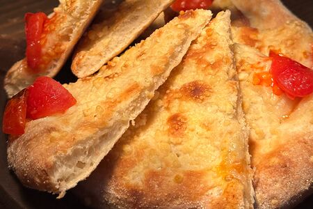 Фокачча с сыром и помидорами