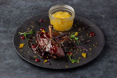 Запечённая утиная ножка, маринованная в вишнёвом пиве