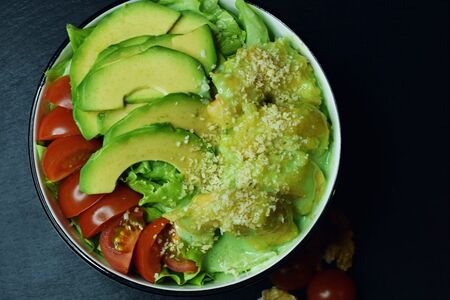 Салат с креветками васаби и грецким орехом