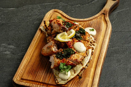 Курица с кокосовой лепешкой с соусом чимичури