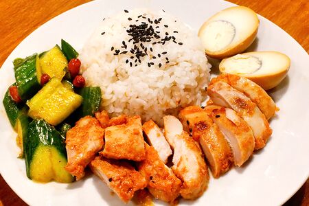 Курица по-орлеански с рисом и салатом из огурцов