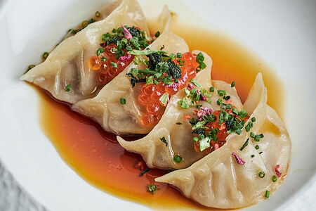 Гёдза с говядиной и красной икрой