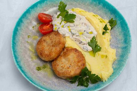 Рыбные котлеты с картофельным пюре