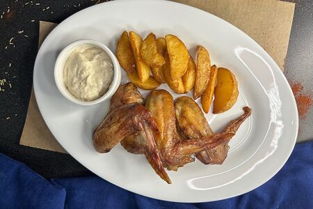 Куриные крылья с картофельными дольками
