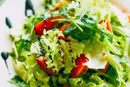 Микс зеленых салатов с помидорами