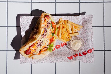 Бургер с говяжьей колбаской, хрустящим луком и овощами